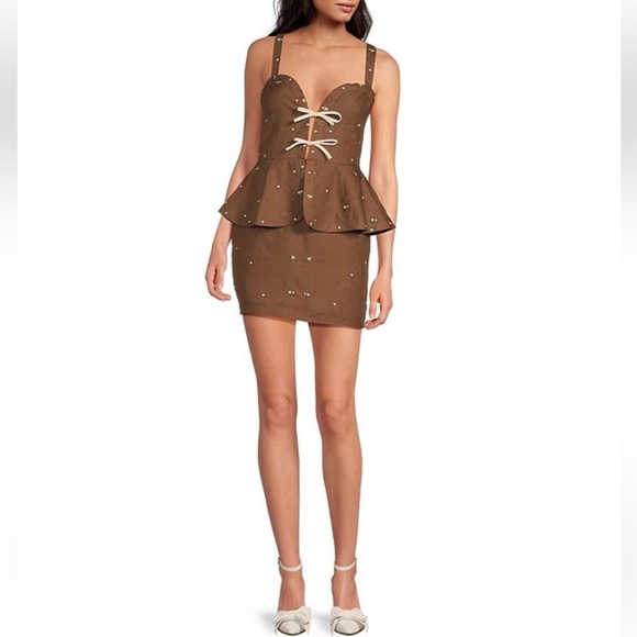 Fanm Mon Helaina Floral Embroidered Bow Front Sweetheart
Neck Peplum Mini Dress - Picture 1 of 16